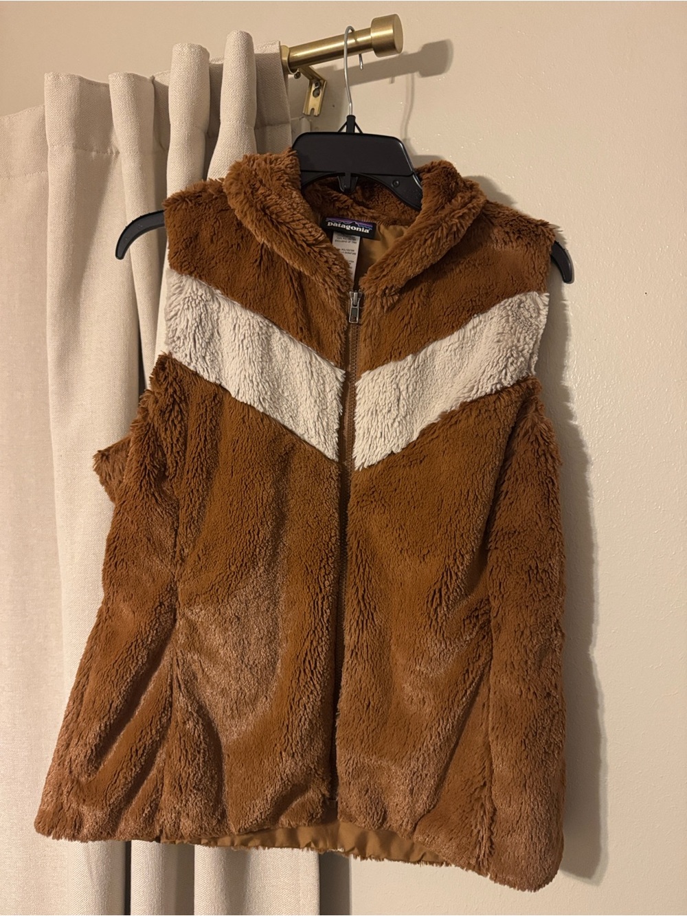 Patagonia Brown and Cream Chevron Fleece Vest Size Large NWOT